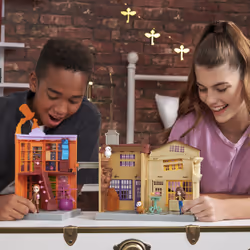 Wizarding World Harry Potter, Magical Minis set di gioco Diagon Alley 3-in-1 con luci e suoni, 2 personaggi e 21 accessori, giocattoli per bambini dai 6 anni in su