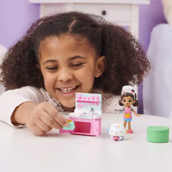Gabby's Dollhouse, set Lunch and Munch Kitchen con 2 personaggi giocattolo, accessori e mobile, giocattolo per bambini dai 3 anni in su - Vista aggiuntiva 4
