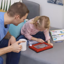 Etch A Sketch, Original Magic Screen, 86% di plastica riciclata, classici giocattoli creativi per bambini progettati in modo sostenibile per bambini e bambine da 3 anni in su - Vista aggiuntiva 6