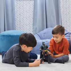 DC Comics , Action Figure Batman Armatura Grigia, Supereroe Giocattolo in Scala, Personaggio Mondo Batman Alto 30 cm, Supereroe con 11 Punti di Articolazione, Giochi per Bambini e Bambine, 3+ anni - Vista aggiuntiva 4