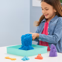 Kinetic Sand , Playset Castelli di Sabbia, Sabbia cinetica con Vaschetta, Sabbia Magica, Sabbia Colorata a Sorpresa 454gr, 3 Formine Incluse, Giocattoli per Bambini e Bambine, 3+ anni - Vista aggiuntiva 4