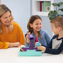 Kinetic Sand , Playset Castelli di Sabbia, Sabbia cinetica con Vaschetta, Sabbia Magica, Sabbia Colorata a Sorpresa 454gr, 3 Formine Incluse, Giocattoli per Bambini e Bambine, 3+ anni - Vista aggiuntiva 6