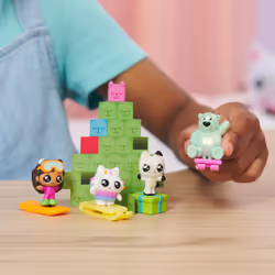 Gabby's Dollhouse , Calendario Avvento 2023, 24 Giocattoli a Sorpresa con Personaggi, Adesivi e Accessori per la Casa delle Bambole di Gabby, Giocattoli per Bambine e Bambini, 3+ Anni - Vista aggiuntiva 3