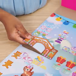 Gabby's Dollhouse , Calendario Avvento 2023, 24 Giocattoli a Sorpresa con Personaggi, Adesivi e Accessori per la Casa delle Bambole di Gabby, Giocattoli per Bambine e Bambini, 3+ Anni - Vista aggiuntiva 5