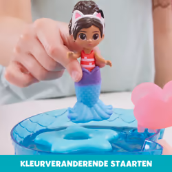 Gabby's Dollhouse , set di gioco Piscina fusastica con personaggi Gabby e Siregatta, code da sirena che cambiano colore e accessori da piscina, giocattoli per bambini dai 3 anni in su - Vista aggiuntiva 6