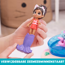Gabby's Dollhouse , set di gioco Piscina fusastica con personaggi Gabby e Siregatta, code da sirena che cambiano colore e accessori da piscina, giocattoli per bambini dai 3 anni in su - Vista aggiuntiva 7