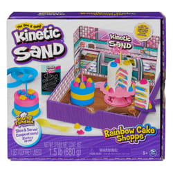 Kinetic Sand Rainbow Cake Shoppe, 680 g di sabbia da gioco gialla, rosa, blu e bianca profumata alla vaniglia, 10 attrezzi da cucina e accessori, giocattoli sensoriali per bambini dai 5 anni in su