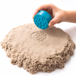 Kinetic Sand Valigetta Sempre con Te Sabbia cinetica 900gr Sabbia magica Sabbia colorata marrone 5 formine e 2 accessori Giocattoli per bambini e bambine 3 anni - Vista aggiuntiva 5