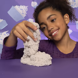 Kinetic Sand | Sacchetto da 226g di sabbia cinetica profumata | Sabbia colorata per bambini in 4 variazioni | Sabbia magica profumata da modellare | Giocattoli per bambini e bambine 3 anni - Vista aggiuntiva 8