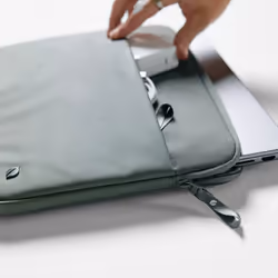Incase Custodia A.R.C. con poliestere riciclato al 100% ReSpun per laptop da 16 pollici (M1-M4, 2021-2024) - Vista aggiuntiva 4