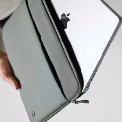 Incase Custodia A.R.C. con poliestere riciclato al 100% ReSpun per laptop da 16 pollici (M1-M4, 2021-2024) - Vista aggiuntiva 5