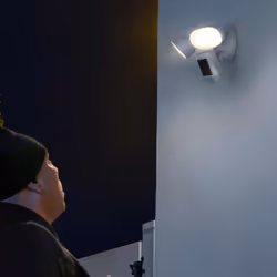 Ring Floodlight Cam Wired Pro Telecamera di sicurezza IP Esterno 1920 x 1080 Pixel Soffitto/muro