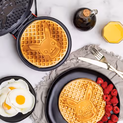 Uncanny Brands WM1POKPIKEU piastra per waffle 1 waffle Nero, Rosso, Giallo - Vista aggiuntiva 3