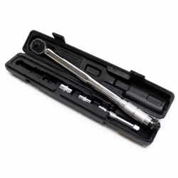 Una chiave dinamometrica da 1/2" (12,7 mm) con gli accessori corrispondenti per migliorare l'attrezzatura della tua officina. ...