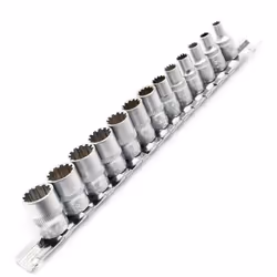 Il set di bussole è composto da 13 bussole multidente a profilo esterno con attacco quadro da 1/4". Le bussole sono realizzat ...
