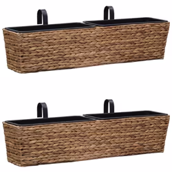 Questo adorabile set di fioriere comprende 2 fioriere in giacinto d'acqua e 4 vasi rimovibili. Realizzata in giacinto d'acqua ...