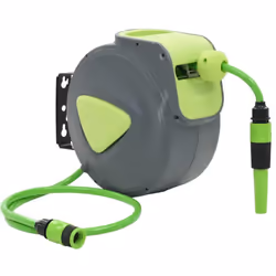 Questo avvolgitubo da giardino retrattile, dotato di un connettore e un ugello spruzzatore, può essere montato a parete per i ...