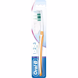 Oral B Classic Care è  lo spazzolino manuale che offre una pulizia efficace e raggiunge le aree difficili da pulire.