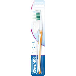 Oral-B Classic Care Spazzolino 40 M