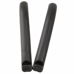 2 para-colpi flessibili in PVC. Fissaggio con adesivo. Adatti ai para-colpi anteriori e posteriori. Resistenti ai rulli di la ...