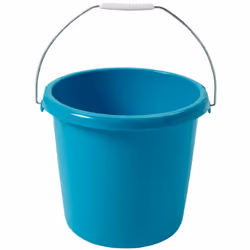 Questo secchio Curver realizzato in plastica è dotato di un manico semicircolare di metallo con la presa in plastica e presen ...