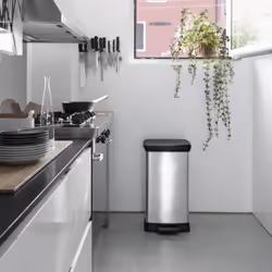 La gamma di pattumiere Deco della Curver ha un design da sogno! La pattumiera a pedale Deco da 50 litri della Curver di color ...