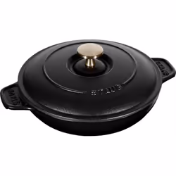 La pirofila rotonda Staub con coperchio stupisce per la sua versatilità e compattezza. Può essere utilizzata in forno e su tu ...