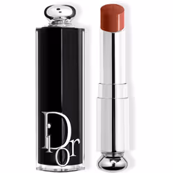 Dior Addict è il rossetto brillante di Dior concepito come un accessorio di tendenza, con una formula ora composta al 90%* da ...