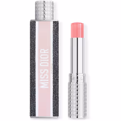 Dior presenta il profumo solido Miss Dior Parfum Mini Miss, una fragranza in stick da applicare direttamente sulla pelle. La  ...