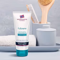 Neutrogena Norwegische Formel Fußcreme – Feuchtigkeitsspendende Fußpflege für trockene Füße – 24h Feuchtigkeit – 2 x100ml - Vista aggiuntiva 4