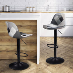 Set di 2 sgabelli da bar design con motivo patchwork nero, grigio y bianco karl