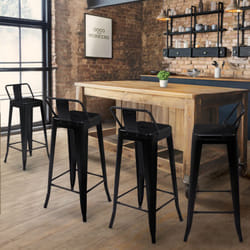 Set di 4 sgabelli da bar leny in metallo nero opaco impilabili con schienale