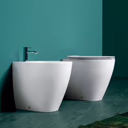 Coppia di sanitari filo parete con scarico universale, copriwc originale slim con chiusura rallentata La linea LFT Spazio di ...