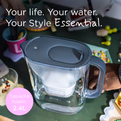 Brita Caraffa filtrante acqua Style Essential Stone Blue (2.4L) incl. 3x filtro MAXTRA PRO PURE PERFORMANCE che riduce cloro, calcare, PFAS e metalli - Adatta alla porta del frigorifero, con indicatore LED - Vista aggiuntiva 2