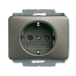 Busch-Jaeger 2013-0-4458 presa energia CEE 7/3 Platino