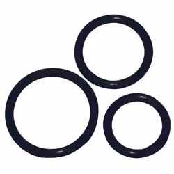 Il trio del piacere per LUI!Tre anelli per pene neri per erezioni di lunga durata. All&#039;interno Ø 5 cm, 4,2 cm e 3,2 cm.