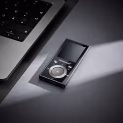 Intenso Lettore MP3 Video Scooter BT 64 GB – Bluetooth 5.0, display LCD da 1,8", USB-C, lettore di schede microSD, autonomia 18 ore, lettore musicale e video, nero - Vista aggiuntiva 8