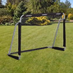 Finalmente i vostri piccoli amanti del pallone potranno giocare a calcio e allenarsi con i calci di rigore in giardino. Non s ...