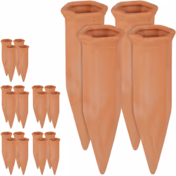 Con questo set irrigazione a goccia con 24 coni, potrai assicurare l’acqua per alcuni giorni alle tue piante. Il materiale pe ...