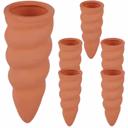 Con questo set di irrigazione a goccia con 6 coni, potrai assicurare l’acqua per alcuni giorni alle tue piante. Pianta gli ir ...