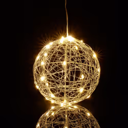 Questa sfera decorativa con calde luci bianche a LED crea un’atmosfera suggestiva nella tua abitazione. La si può appendere a ...