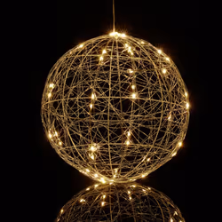 Questa sfera decorativa con calde luci bianche a LED crea un’atmosfera suggestiva nella tua abitazione. La si può appendere a ...