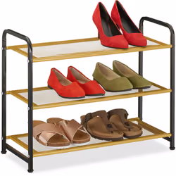 Una scarpiera è l’ideale per mettere in ordine le proprie scarpe all’entrata, in camera o nello spogliatoio. Sui 3 ripiani ha ...