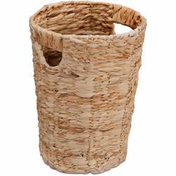 Questo cestino intrecciato in giacinto d'acqua naturale unisce un design rustico a materiali eco-sostenibili. Grazie alle sue ...