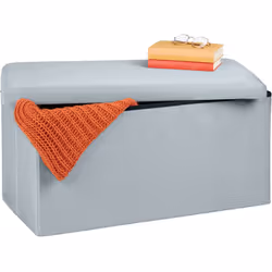 Questo contenitore pouf è un pratico arredo smart 2in1, che unisce la comodità di una panca con l’utilità di una cesta portao ...
