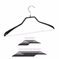 Sia per motivi professionali, sia per occasioni private, chi si vuole vestire elegantemente deve indossare un abito o un tail ...