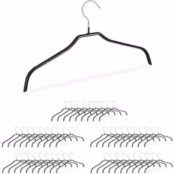 Grazie al loro elegante design in nero, queste grucce appendiabiti in set si inseriscono perfettamente nell’armadio e creano ...