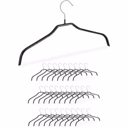 Grazie al loro elegante design in nero, queste grucce appendiabiti in set si inseriscono perfettamente nell’armadio e creano ...