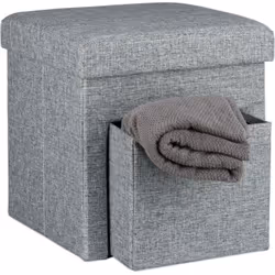 Questo pratico pouf dispone di un capiente contenitore da riempire con cuscini, riviste, giocattoli e tanto altro. Lo scompar ...