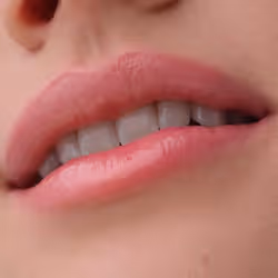 CATRICE Bare Glow Lip Oil Balm burrocacao Balsamo per labbra 10 Donna 3 g - Vista aggiuntiva 6
